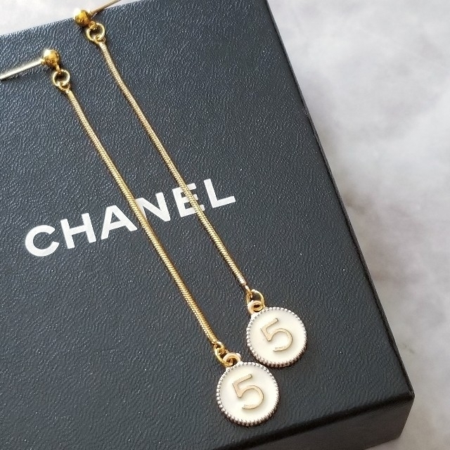 CHANEL(シャネル)のNo.5ラウンドチャーム/ロングピアス/WHITE ハンドメイドのアクセサリー(ピアス)の商品写真