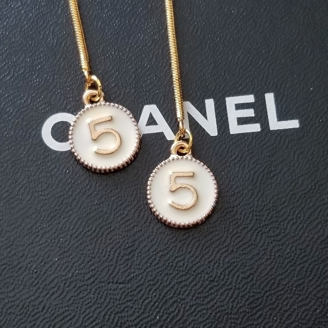 CHANEL(シャネル)のNo.5ラウンドチャーム/ロングピアス/WHITE ハンドメイドのアクセサリー(ピアス)の商品写真