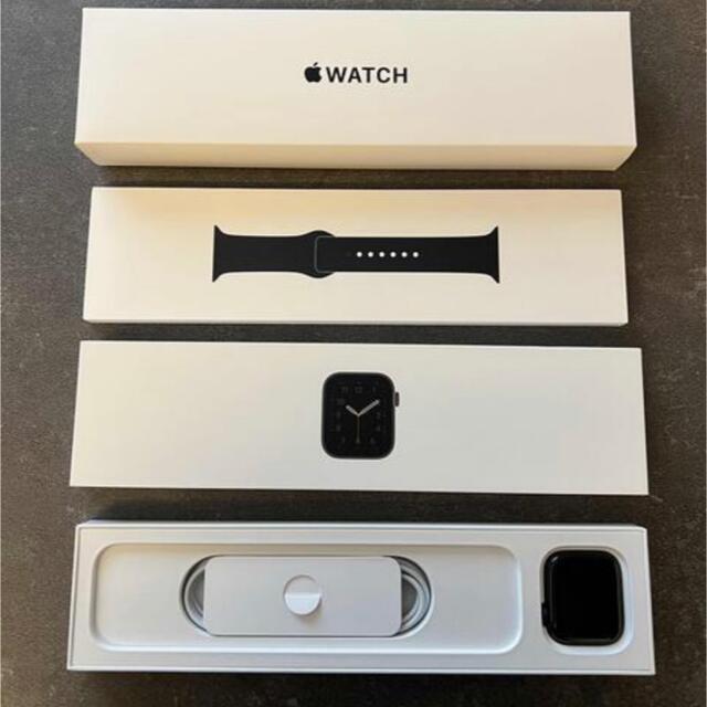 Apple Watch(アップルウォッチ)のアップル Apple Watch SE 44mm スペースグレイアルミニウムケー スマホ/家電/カメラのスマートフォン/携帯電話(その他)の商品写真