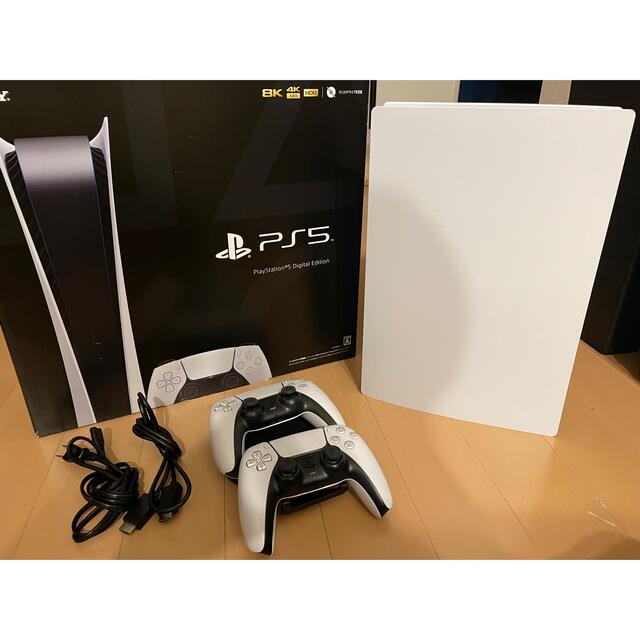 PlayStation(プレイステーション)の【中古美品】PS5 本体　デジタルエディション　コントローラー2個付き エンタメ/ホビーのゲームソフト/ゲーム機本体(家庭用ゲーム機本体)の商品写真