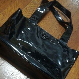 サルヴァトーレフェラガモ(Salvatore Ferragamo)の64A 美品　サルヴァトーレフェラガモ　トートバッグ　エナメル　黒　ガンチーニ(トートバッグ)