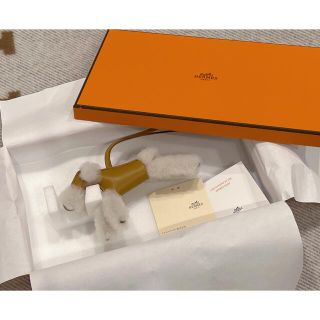 エルメス(Hermes)の【HERMES】バディ チャーム アニオン×コットン×ムートン セサミ×エクリュ(チャーム)