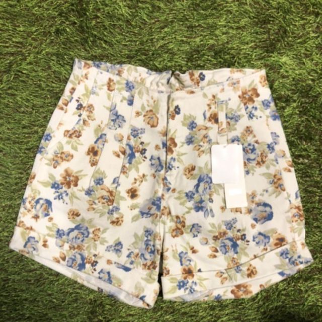 LOWRYS FARM(ローリーズファーム)の新品 lowrysfarm ツータックパンツ ズボン 花柄 ショートパンツ F  レディースのパンツ(ショートパンツ)の商品写真