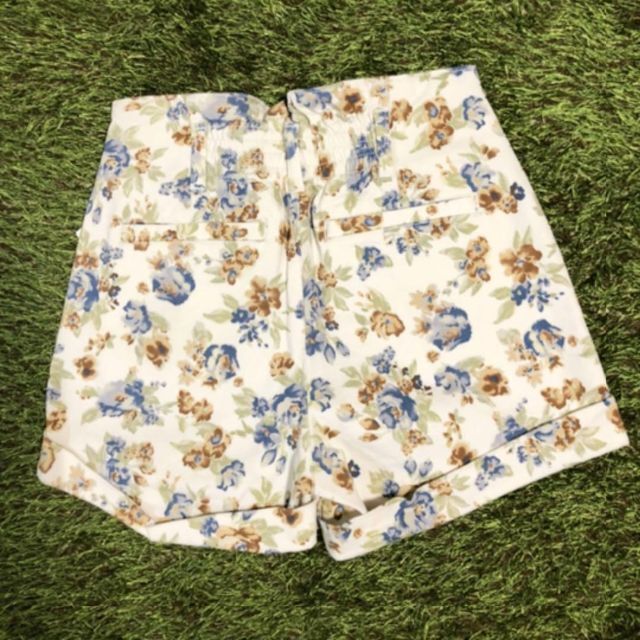 LOWRYS FARM(ローリーズファーム)の新品 lowrysfarm ツータックパンツ ズボン 花柄 ショートパンツ F  レディースのパンツ(ショートパンツ)の商品写真