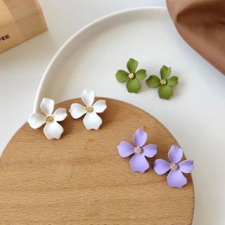 ピアス　花　フラワー　白　春　夏　アクセサリー(ピアス)