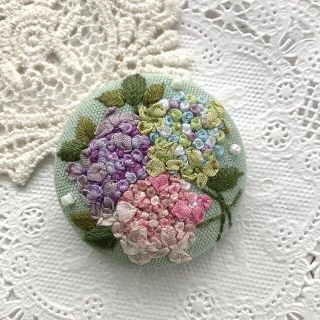 紫陽花　刺繍ブローチ/ ヘアゴム　ハンドメイド(コサージュ/ブローチ)