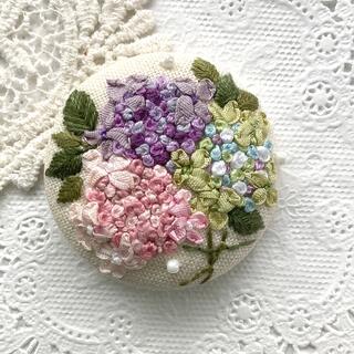 【難あり】紫陽花　刺繍ブローチ/ ヘアゴム　ハンドメイド(コサージュ/ブローチ)