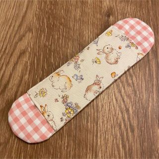 水筒肩紐カバー　うさぎ柄×ピンクチェック　女の子　ハンドメイド(外出用品)