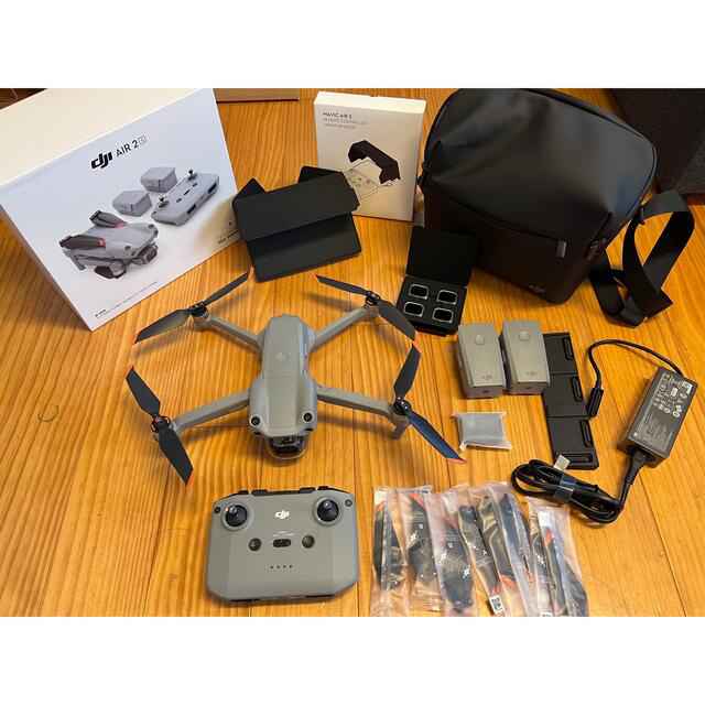 DJI Air 2S Fly More コンボ ドローン エンタメ/ホビーのおもちゃ/ぬいぐるみ(ホビーラジコン)の商品写真