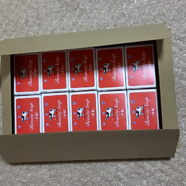 COW(カウブランド)の牛乳石鹸 カウブランド 赤箱(100g)×10個セット コスメ/美容のボディケア(ボディソープ/石鹸)の商品写真