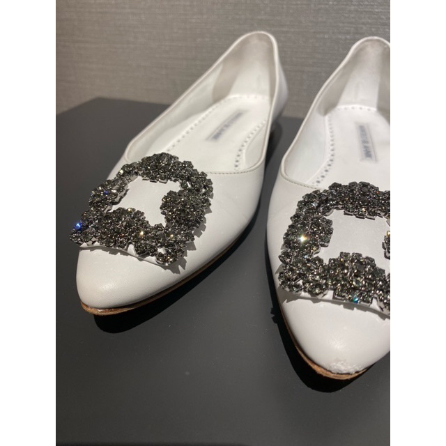 MANOLO BLAHNIK(マノロブラニク)の【〜6/16限定価格】極美品 マノロ・ブラニク ハンギシ フラット 白 レディースの靴/シューズ(ハイヒール/パンプス)の商品写真