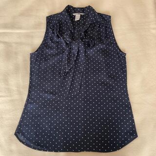 エイチアンドエム(H&M)の紺色ドットノースリーブブラウス(シャツ/ブラウス(半袖/袖なし))