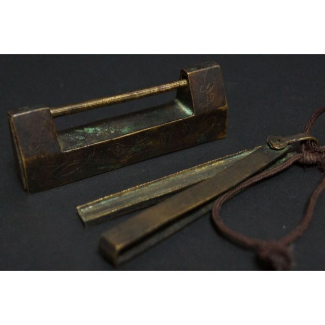 【メーカー直売】 李朝錠前 横穴式鍵型銅製錠 金工花鳥文 朝鮮錠 鍵付 朝鮮半島 工芸品