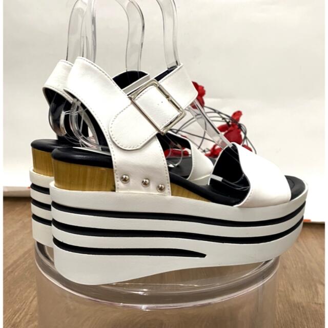 DIANA(ダイアナ)のボーダーウェッジソールサンダル　厚底　ホワイト　アンクルストラップ　フランス レディースの靴/シューズ(サンダル)の商品写真
