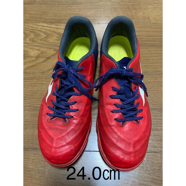 サッカー　トレーニングシューズ　24.0 中古  スポーツ/アウトドアのサッカー/フットサル(シューズ)の商品写真