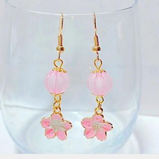 和風アクリルビーズと桜チャームのピアス　ピンク系(ピアス)