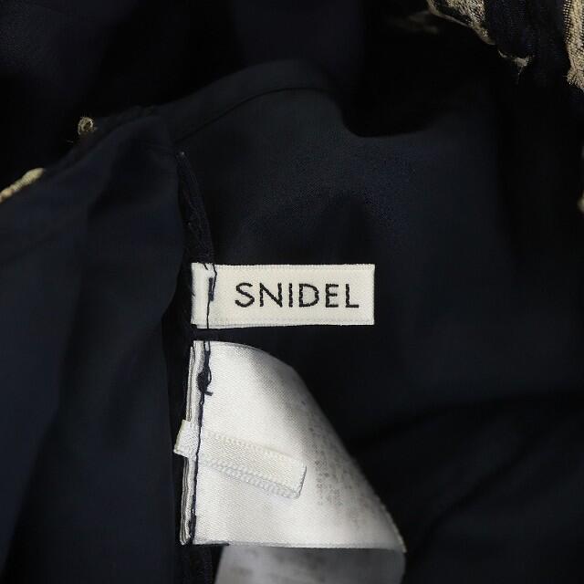 SNIDEL(スナイデル)のスナイデル ジャカードオフショルブラウス クロップド 花柄 F 紺 ベージュ レディースのトップス(その他)の商品写真