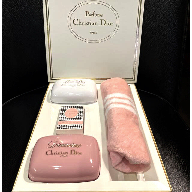 Christian Dior(クリスチャンディオール)のずん子様専用❣️Christian Dior ソープ＆タオル セット  コスメ/美容のボディケア(ボディソープ/石鹸)の商品写真