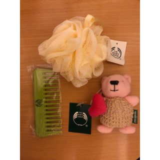 ザボディショップ(THE BODY SHOP)の【新品】3つセット　THE BODY SHOP ボディスポンジ　バスリリー　くし(バスグッズ)