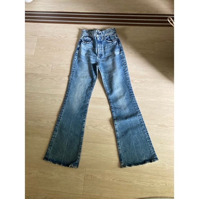 moussy(マウジー)のmoussy MVS FLARE デニム 25 GWセール レディースのパンツ(デニム/ジーンズ)の商品写真