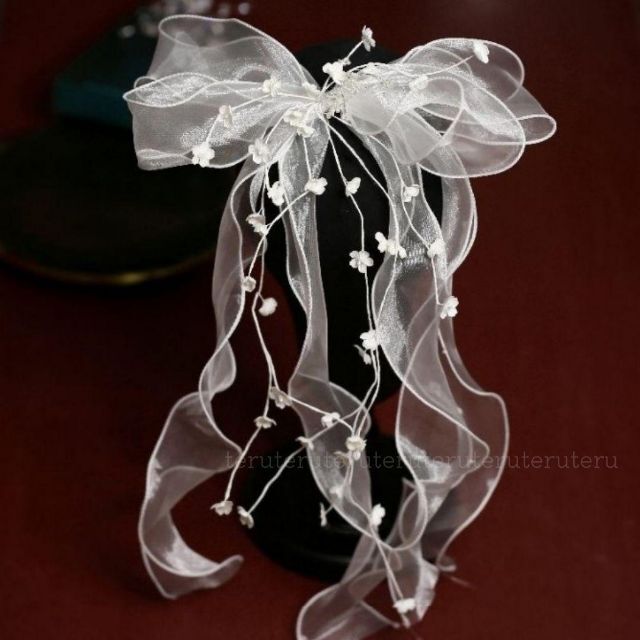 ヘアアクセサリー ブライダル ウェディング リボン　結婚式　発表会　ホワイト レディースのフォーマル/ドレス(ウェディングドレス)の商品写真