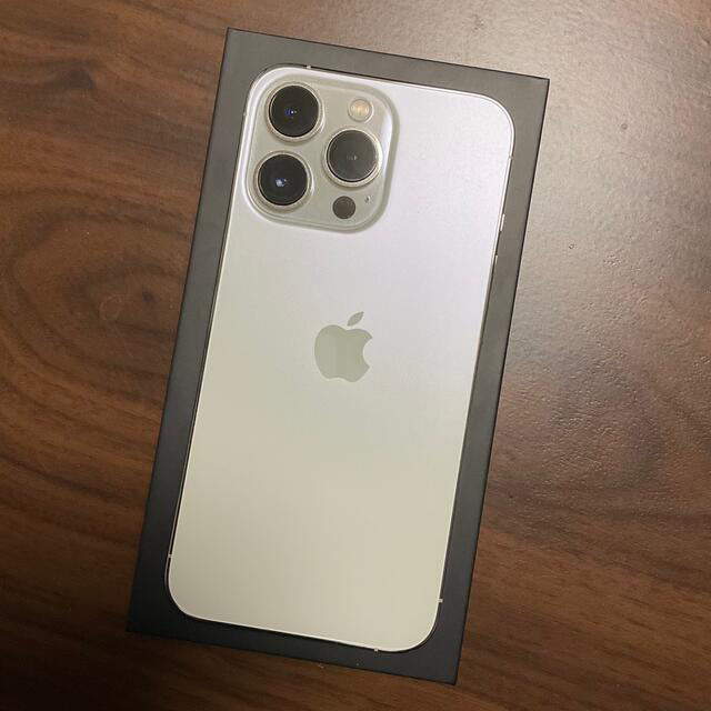 Apple(アップル)のiPhone13Pro 128GB silver SIMフリー スマホ/家電/カメラのスマートフォン/携帯電話(スマートフォン本体)の商品写真