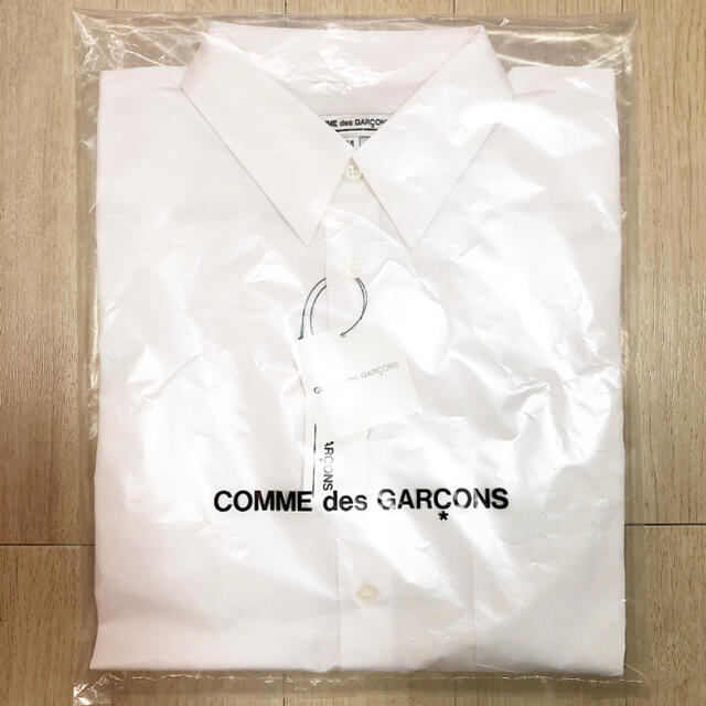 COMME des GARCONS(コムデギャルソン)の新品  限定 コムデギャルソン 手書きロゴ シャツ ブラウス メンズのトップス(シャツ)の商品写真