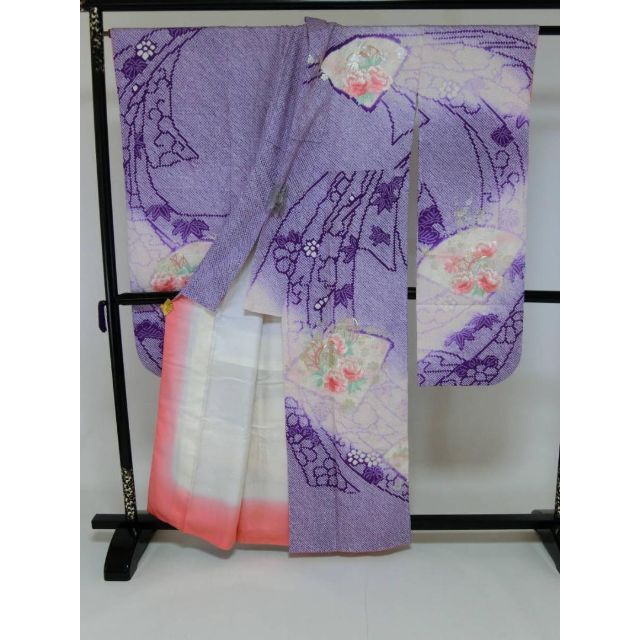 ＡＡお仕立て上がり正絹振袖　紫色地に花、鼓模様　金糸刺繍等 レディースの水着/浴衣(振袖)の商品写真
