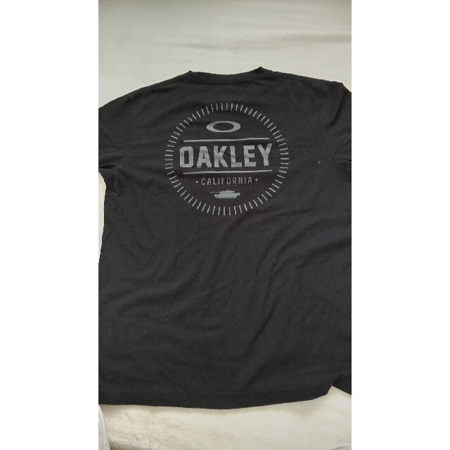 Oakley(オークリー)のオークリー　OAKLEY　Tシャツ　Ｌ　黒　バックプリント メンズのトップス(Tシャツ/カットソー(半袖/袖なし))の商品写真