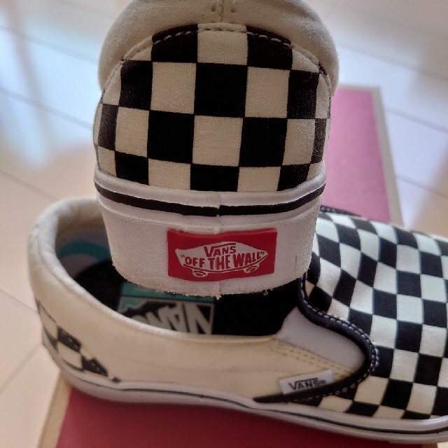 VANS(ヴァンズ)の【美品used】VANSスリッポン白×黒 メンズの靴/シューズ(スニーカー)の商品写真