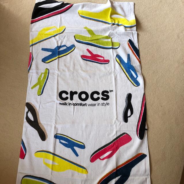 crocs(クロックス)のCROCS バスタオル インテリア/住まい/日用品の日用品/生活雑貨/旅行(タオル/バス用品)の商品写真