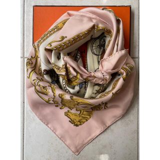 エルメス(Hermes)のピンクのロンシャンへの散歩　エルメス　スカーフ　カレ90(バンダナ/スカーフ)