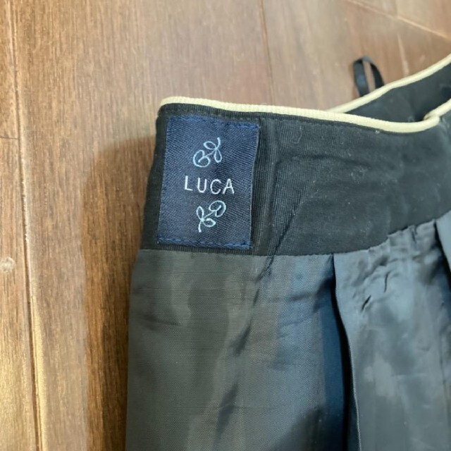 LUCA(ルカ)のLUCA フレアスカート グリーンリーフ柄　ブラック　日本製　38サイズ レディースのスカート(ひざ丈スカート)の商品写真
