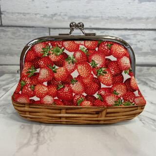 ハンドメイド　籠いっぱいのイチゴ柄の親子がま口財布(カードポケット付き)(財布)
