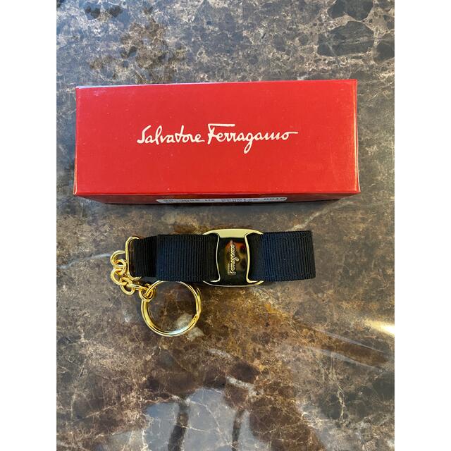 Salvatore Ferragamo(サルヴァトーレフェラガモ)のフェラガモ　ヴァラ　キーホルダー レディースのファッション小物(キーホルダー)の商品写真