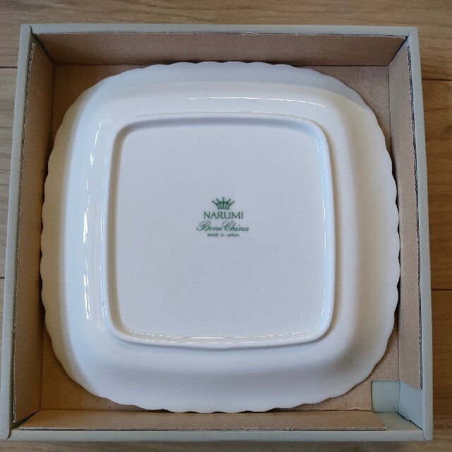 NARUMI(ナルミ)の美品　NARUMI ボーンチャイナのフレアープレート(正方形) インテリア/住まい/日用品のキッチン/食器(食器)の商品写真