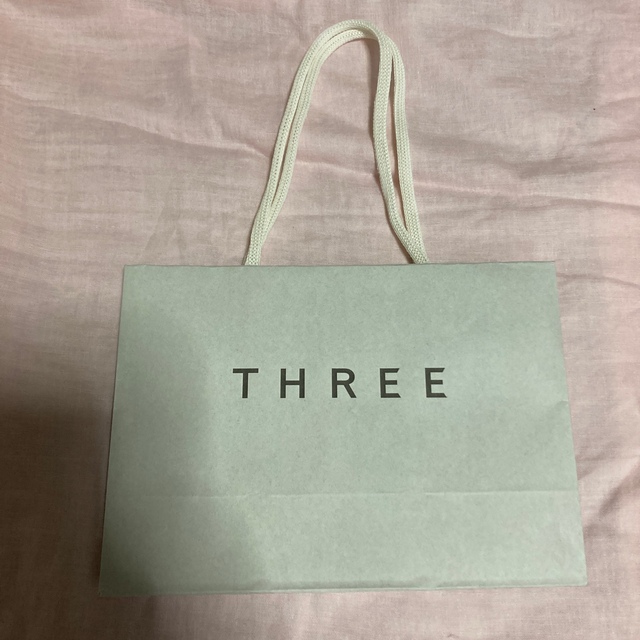 THREE(スリー)のTHREE 紙袋 コスメ/美容のコスメ/美容 その他(その他)の商品写真