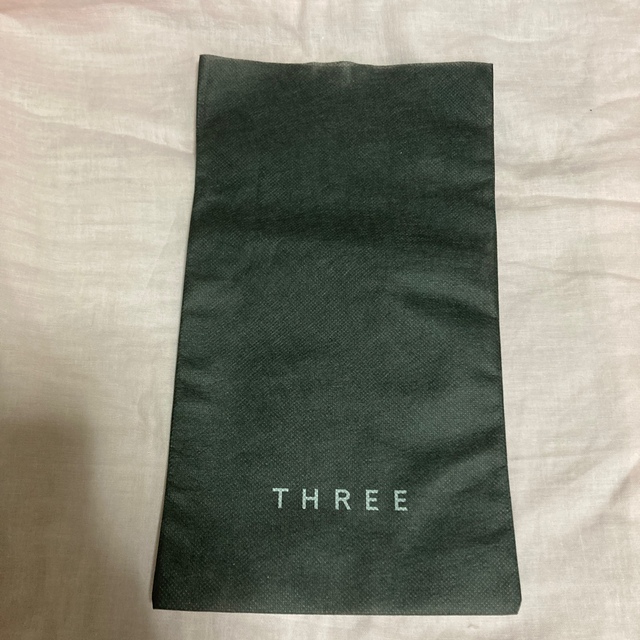 THREE(スリー)のTHREE 紙袋 コスメ/美容のコスメ/美容 その他(その他)の商品写真