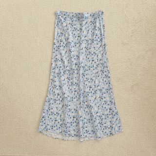 ザラ(ZARA)のzara 小花柄スカート(ロングスカート)