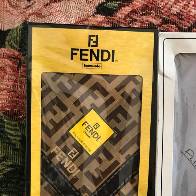 FENDI(フェンディ)のFENDI等　未使用ブランドハンカチ3枚 メンズのファッション小物(ハンカチ/ポケットチーフ)の商品写真