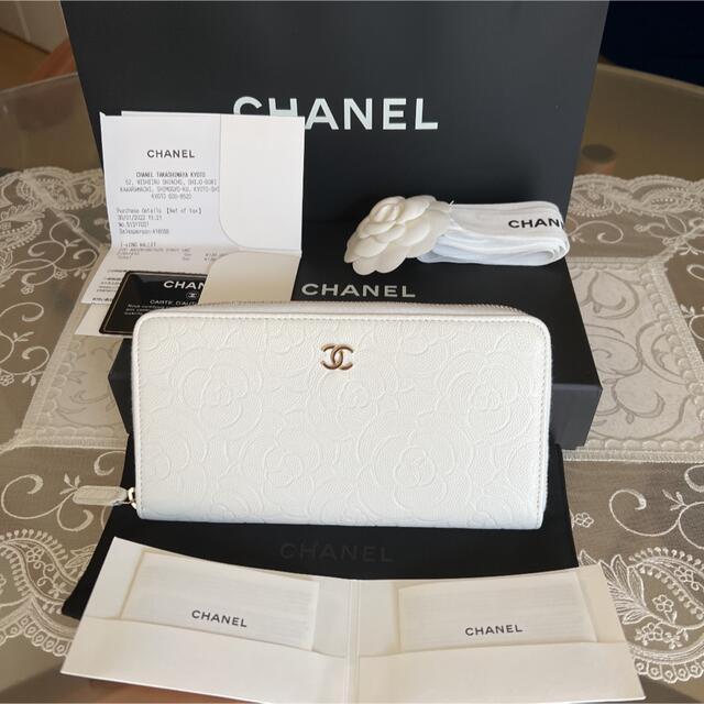 CHANEL(シャネル)の新品未使用！希少！シャネル白キャビアスキンカメリア型押長財布　新作　入手困難！ レディースのファッション小物(財布)の商品写真