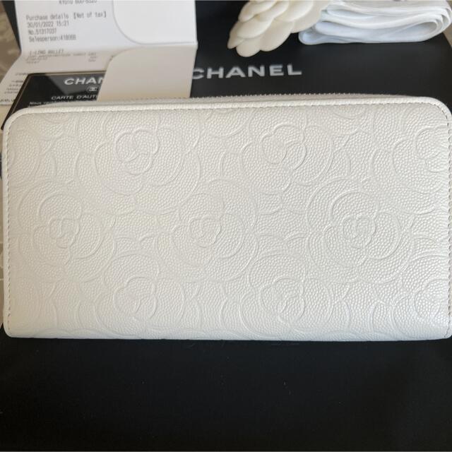 CHANEL(シャネル)の新品未使用！希少！シャネル白キャビアスキンカメリア型押長財布　新作　入手困難！ レディースのファッション小物(財布)の商品写真