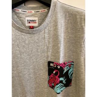 トミーヒルフィガー(TOMMY HILFIGER)の新品未使用！　トミージーンズ　オーガニックコットンTシャツ グレーＬ(Tシャツ/カットソー(半袖/袖なし))