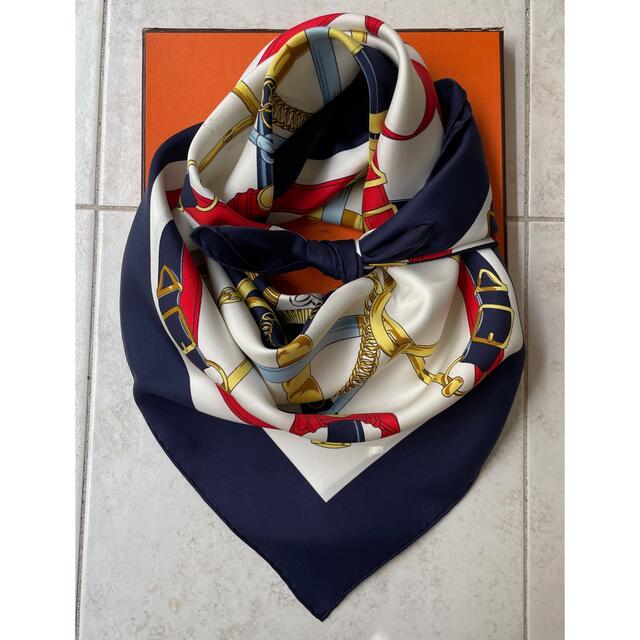 HERMES - エルメス　定番柄のトリコロールカラー スカーフ　カレ90