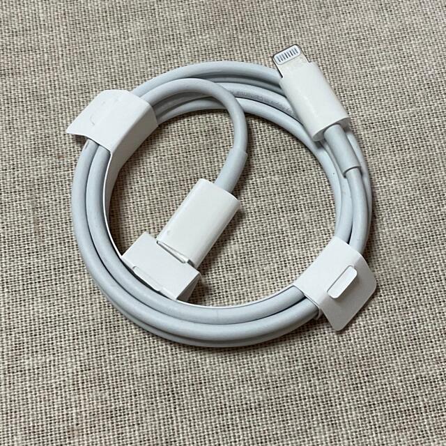 Apple(アップル)のapple 純正　USB-C Lightning ケーブル スマホ/家電/カメラのスマートフォン/携帯電話(バッテリー/充電器)の商品写真