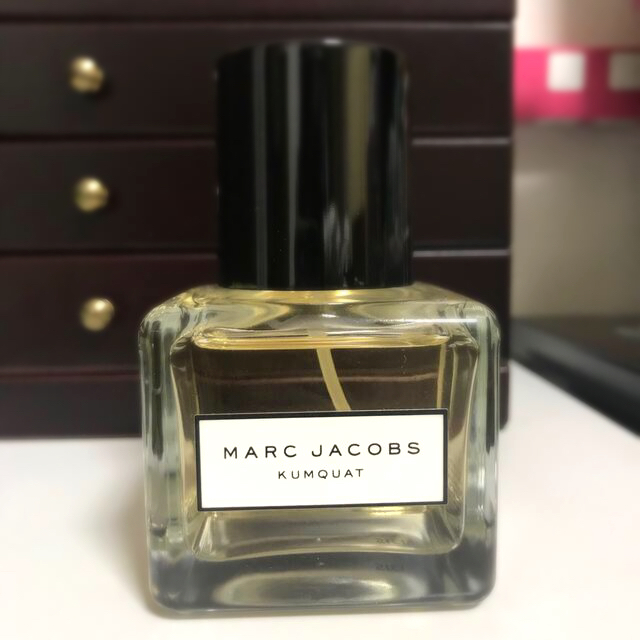 MARC JACOBS(マークジェイコブス)の〈限定品〉MARC JACOBS SPLASH KUMQUAT コスメ/美容の香水(香水(女性用))の商品写真