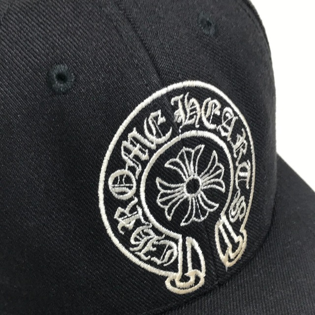 Chrome Hearts(クロムハーツ)のクロムハーツ CHROME HEARTS ホースシュー ロゴ ベースボール 帽子 キャップ コットン ブラック レディースの帽子(キャップ)の商品写真