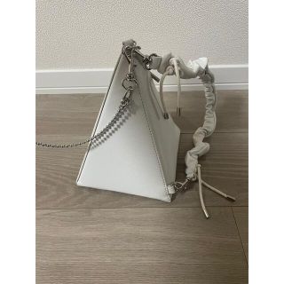 ameri ピラミッドチェーンバッグ 白 - アメリヴィンテージならラクマ