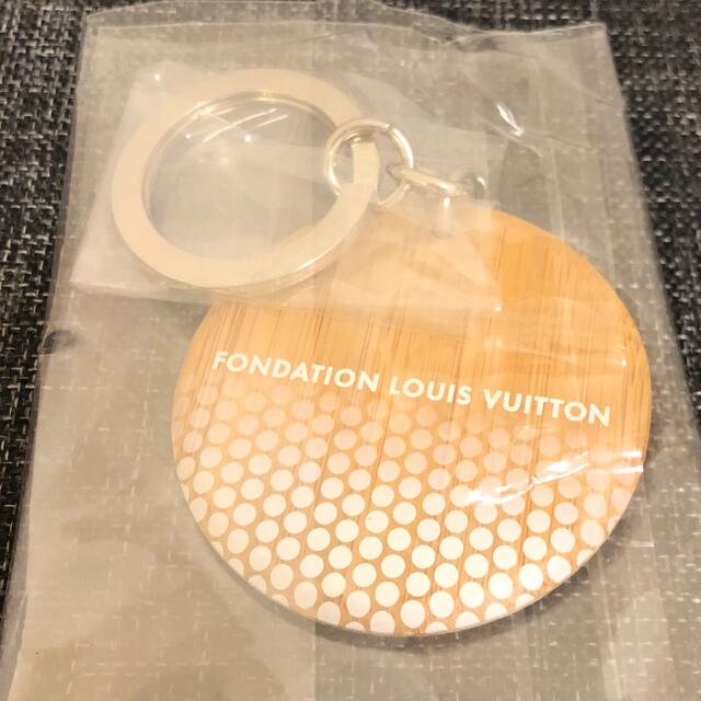 LOUIS VUITTON(ルイヴィトン)の値下げ！！新品未使用　フォンダシオン ルイ・ヴィトンキーホルダー  メンズのファッション小物(キーホルダー)の商品写真