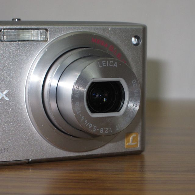 Panasonic(パナソニック)のPanasonic パナソニック DMC-FX35　シルバー スマホ/家電/カメラのカメラ(コンパクトデジタルカメラ)の商品写真